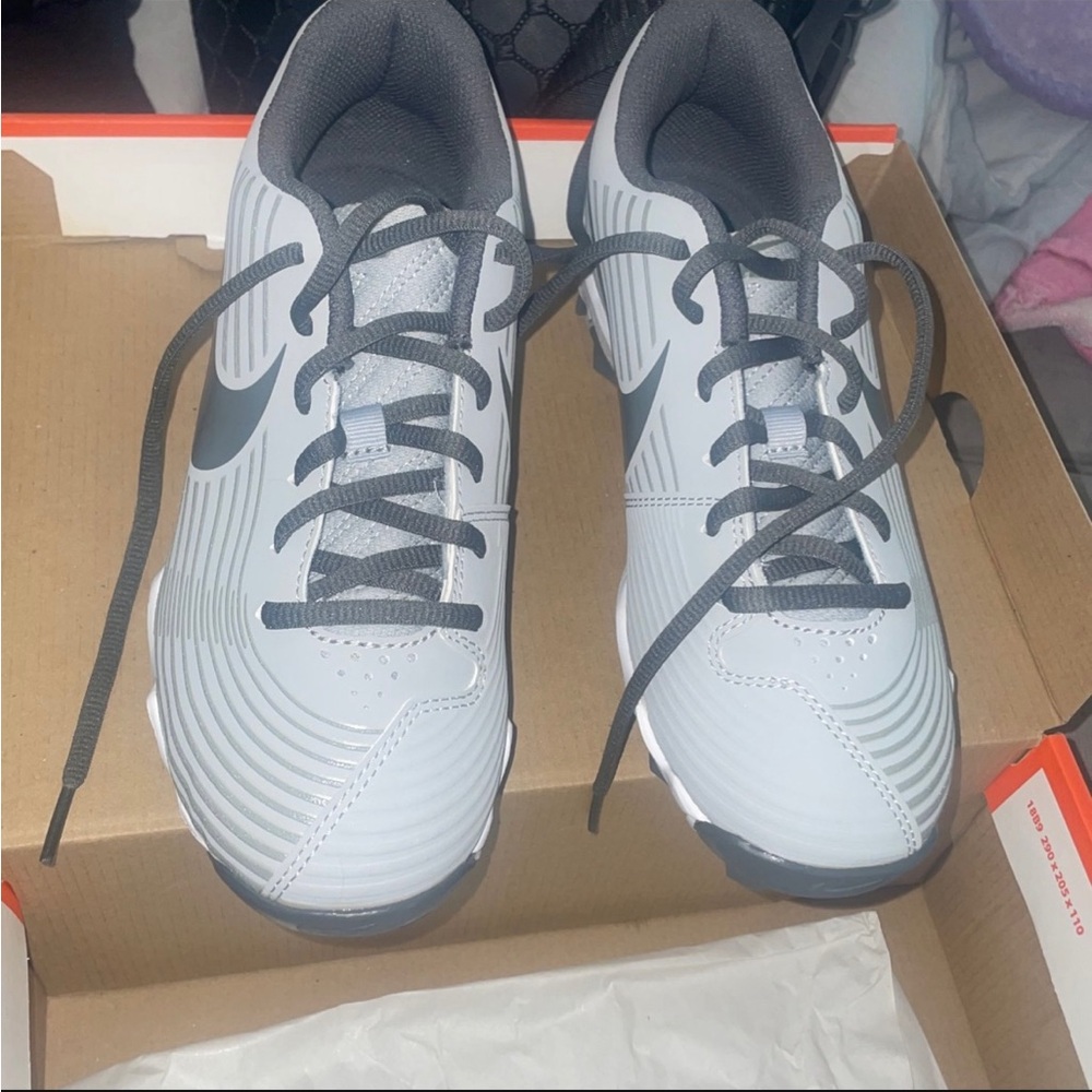 BRAND NEW Girl’s Nike Softball Cleats.